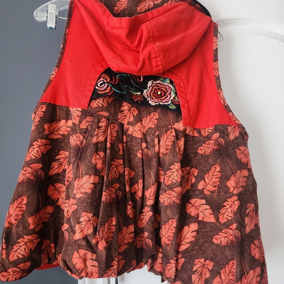 Embroidered Red Hooded Vest - Picture 3 of 4